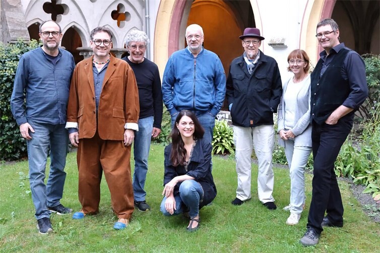 Sorgten für einen literarischen und musikalischen Hochgenuss in der Abtei Rommersdorf, Boris Weber (2. v. l.), Ute Hartmann (kniend) und die INFLAGRANTI-Band um Klaus Mäurer (3. v. l.)