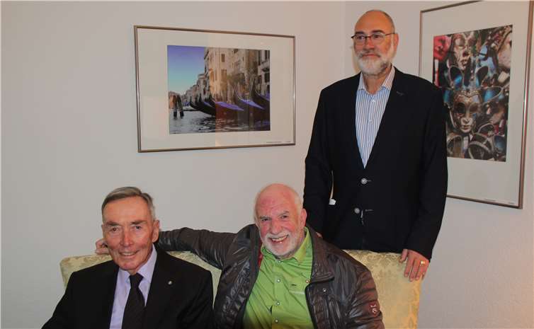 Sorgten für einen schönen „Vernissage“-Abend in der Wohnanlage Weißes Ross: Dr. Günther Schell, Fotokünstler Herbert Thelen und Hans Stüsser (v. l.) vor zwei der ansprechenden Venedig-Bilder der Ausstellung.