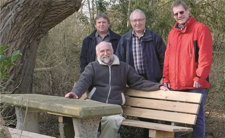 Sorgten mit für die Erneuerung der Sitzbänke in den Höhenorten: Vladimir Ziuzin, Ewald Becker und Peter Beyer von der Initiative des Georgsring e.V. NEUE PFADE (von links nach rechts) sowie Ortsvorsteher Kalle Kerstholt (vorn). privat
