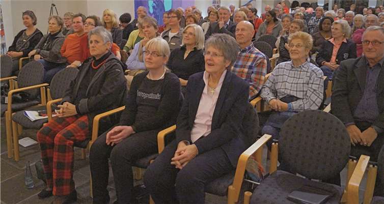 Soroptimist-Präsidentin Petra Lambertz (vorn in der Mitte) und Dr. Lea Ackermann (vorn rechts) verlebten mit den Zuhörern und Margit Sponheimer ein paar unterhaltsame Stunden.MT