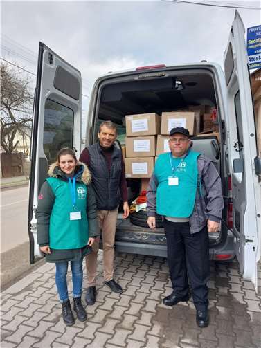 Sortenrein wurden die Busse gepackt. Heino Behrens fährt den Mini-Van mit Babyartikeln und Tiernahrung an die ukrainische Grenze.