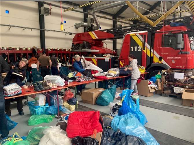 Sortieren und verpacken der Kleiderspenden.  Foto: Feuerwehr Rengsdorf