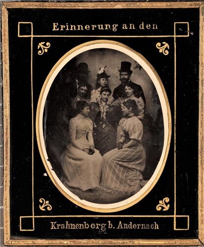 Souvenirfoto vom Krahnenberg, um 1895. Ferrotypie hinter Glas, 12,5 x 9 cm.Foto: Stadtmuseum Andernach