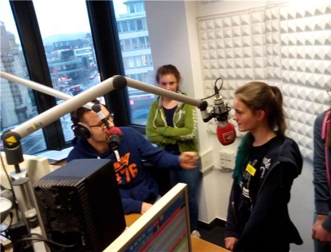 Souverän beantwortet Maribel Kanis die Fragen des Moderators Alex Groschopp. Mit Blick auf die berühmte Antenne-Koblenz-Kreuzung.