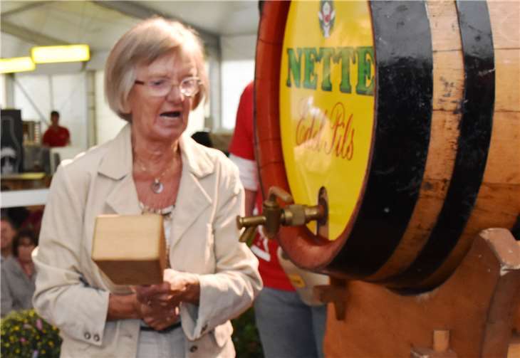 Souverän schlug die BreitscheiderOrtsbürgermeisterin Roswitha Schulte das Bierfass an.