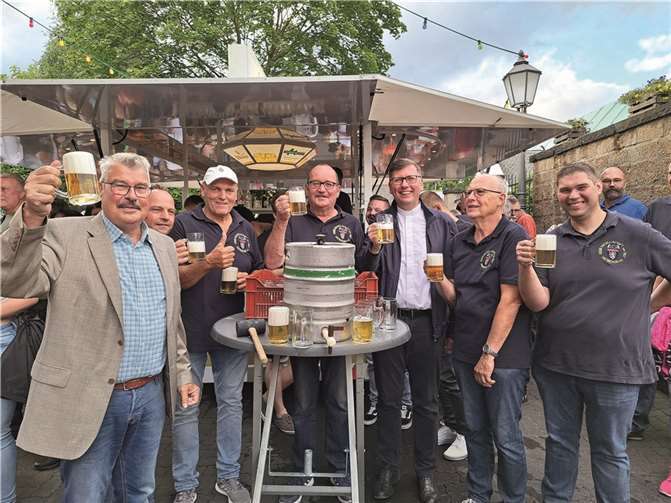 Souverän vollzog Stadtbürgermeister Hans Peter Ammel den Fassanstich.  Fotos: FRE