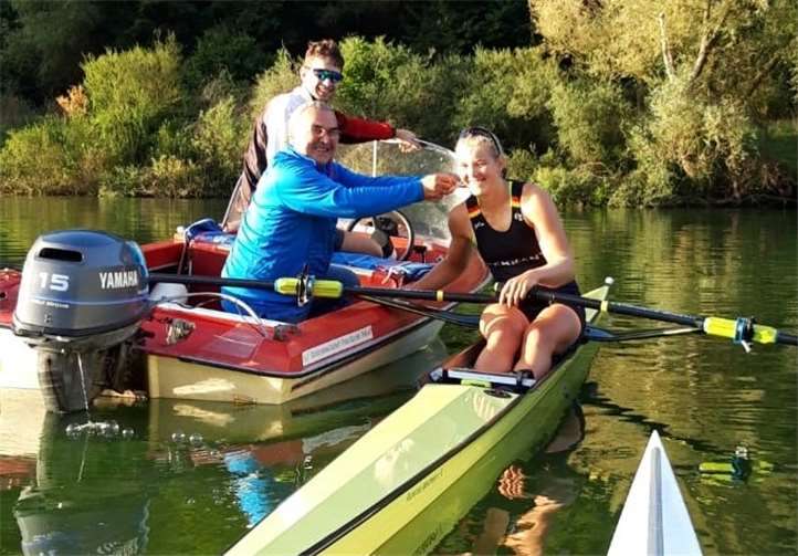 Soweit wie möglich wurde das Weltmeister- Erfolgsduo im Training von der Rudergesellschaft Treis- Karden unterstützt, wie hier Alexandra Föster (r.) bei der Laktatmessung durch Michael Hippert (mitte) und Tim Bier (l.), auf dem Wasser nach einem Testrennen. Fotos: privat