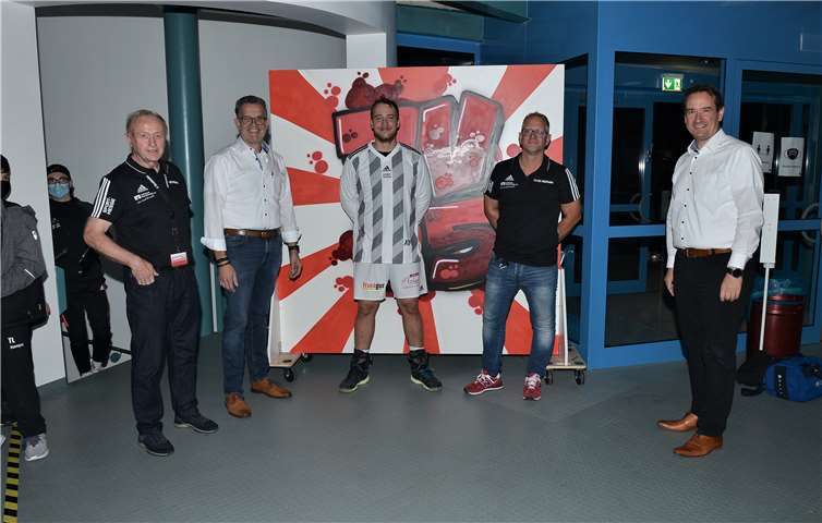 Sowohl Spiel, wie auch die neue Halle überzeugten auch die verantwortlichen. Von links: Werner Nickenich (Sponsoring), Stadtbürgermeister Gerd Harner, Andreas Dahmen, Verbandsgemeindebürgermeister Thomas Przybylla und Abteilungsleiter Marcus Bauer. Foto: Bernd Hunder