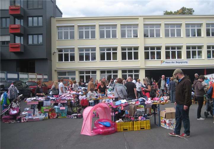 Tombola und Kinderschminken! Sowohl Verkäufer als auch die ehrenamtlichen Helfer waren mit dem Verkauf sehr zufrieden.privat