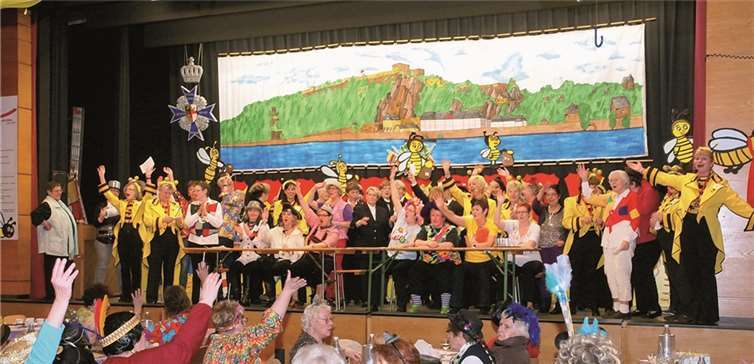 Sowohl auf der Bühne als auch im Publikum ging es bunt zu. privat