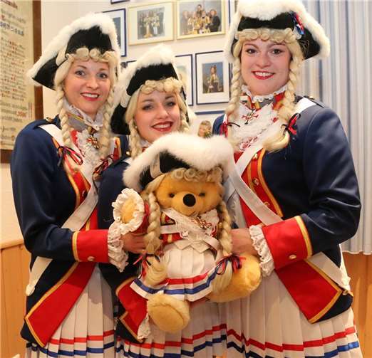 Sowohl bei Maskottchen „Marie“ wie bei diesen Mitgliedern der Showtanzgruppe stimmte jedes Detail der Uniform.