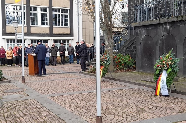 Sowohl der Bürgermeister der Stadt Mendig wie auch der Volksbund Deutsche Kriegsgräberfürsorge vertreten durch Herrn Welsch legten am Ehrenmal einen Kranz nieder.Fotos: privat