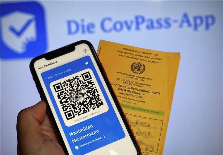 Sowohl der digitale Impfnachweis, beispielsweise mit der neuen CovPass-App, als auch der klassische gelbe Impfpass gelten zukünftig, um eine Corona-Schutzimpfung nachzuweisen.Foto: Stadt Koblenz/Egenolf