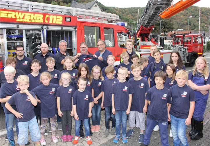 Sowohl die Jugendfeuerwehr wie auchdie Bambini-Feuerwehr erhielten neue T-Shirts. Fotos: WK