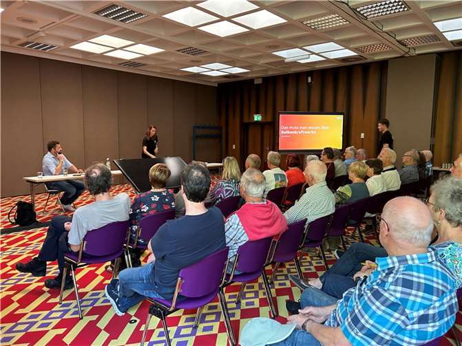 Sowohl die Vertreter der evm, als auch Oberbürgermeister Siefert waren begeistert über den hohen Zuspruch der Bürgerinnen und Bürger. Foto: Eva Dreiser / Stadtverwaltung Lahnstein