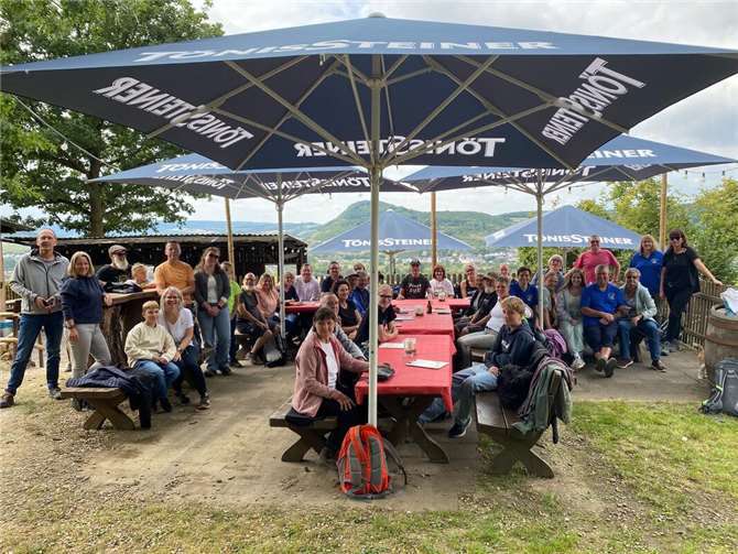 Sowohl die Wanderung als auch das Zusammensein am Winzerhäuschen wurden zu einem intensiven Austausch und tollen Gesprächen genutzt.  Foto: privat