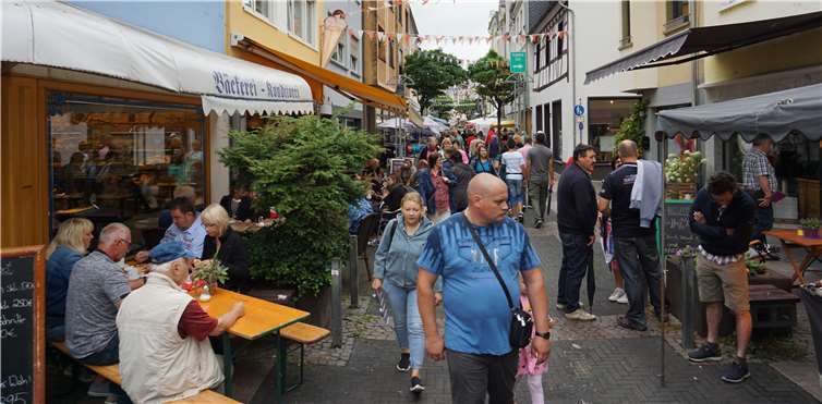 Sowohl die zahlreichen Stände als auch die Remagener Gastronomien luden zum Shoppen ein.