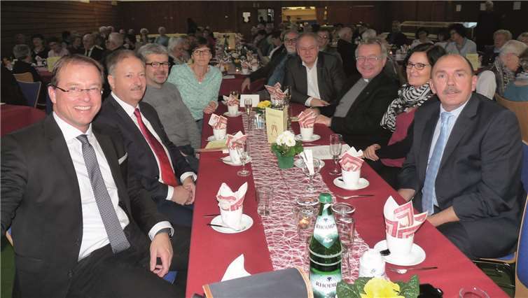 Sowohl führende Vertreter der Kirche als auch der Kommunalpolitik sowie des Chorgesangs waren vertreten.