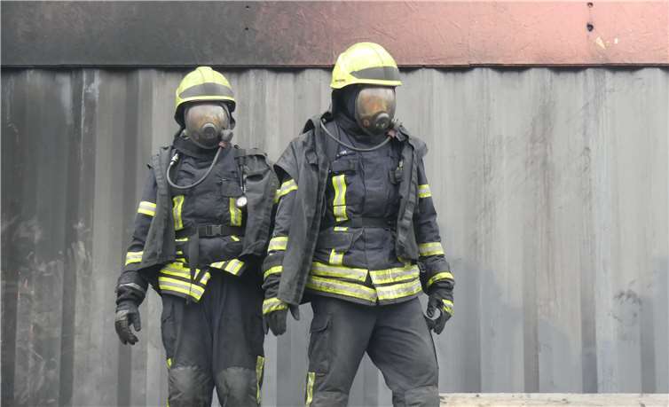 Sowohl für die Erfahrenen als auch fürdie neuen Atemschutzgeräteträger Moritz Baumann, Sabine Sauerund Christian Möntenich war dies eine tolle und lehrreiche Erfahrung.
