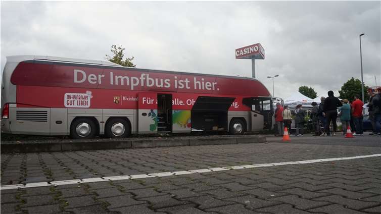 Sowohl in Andernach als auch in Mendig bildeten sich vor dem Impfbus lange Schlangen. Viele Bürgerinnen und Bürger nutzten das mobile Impfangebot vor ihrer Haustür.Foto: machtWORTE