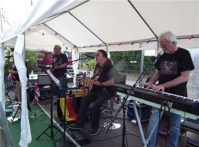 Sowohl in Pommern am 18. September, wie auch in Kail am 26. September, ist die bekannte Nostalgie-Band „TNO“ zu erleben, die bereits oft im röhrig-forum begeistert hat. Gratis-Plätze sollte man sich schnell unter forum@roehrig-bauzentrum.de sichern.