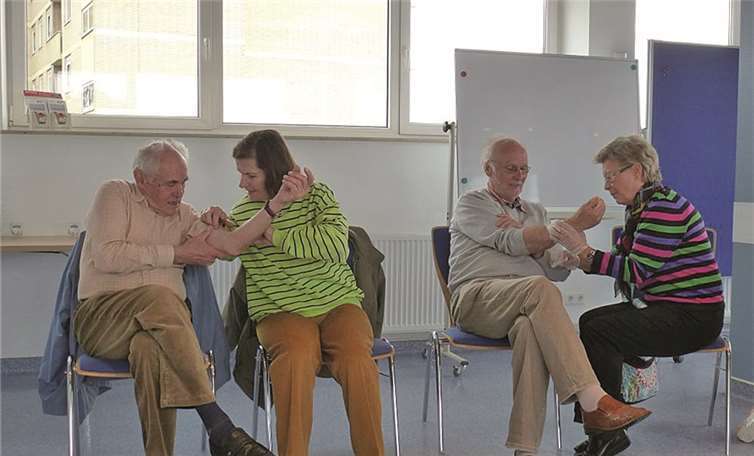 Sowohl in der Theorie als auch der Praxis frischten die Senioren ihr Erste-Hilfe-Wissen auf. privat