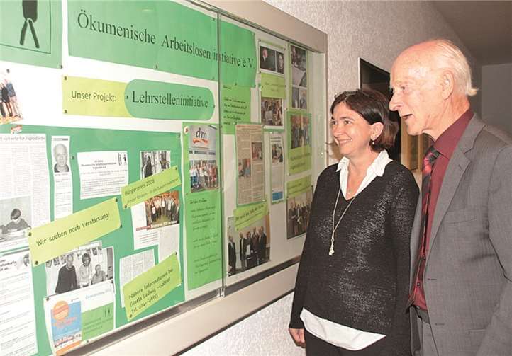 Sozialarbeiterin Gisela Ledwig-Gabriel und Vorsitzender Klaus Rogat freuen sich über die sehr erfolgreiche 30-jährige Arbeit der Ökumenischen Arbeitsloseninitiative.