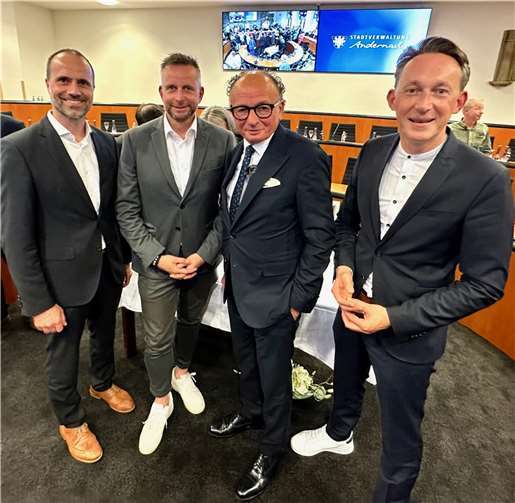 Sozialdemokraten Clemens Hoch, Marko Boos und Marc Ruland gratulieren dem neuen Ehrenbürger Achim Hütten zu seiner besonderen Auszeichnung. Foto: Claus Peitz