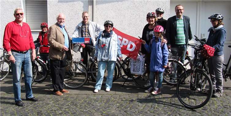 Sozialdemokraten auf dem Weg zur Maikundgebung nach Heimerzheim.Privat