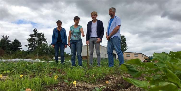 Sozialdemokraten aus Andernach und dem Landkreis informierten sich bei Jeanette Lagall über das Projekt „Erntespaß“.privat