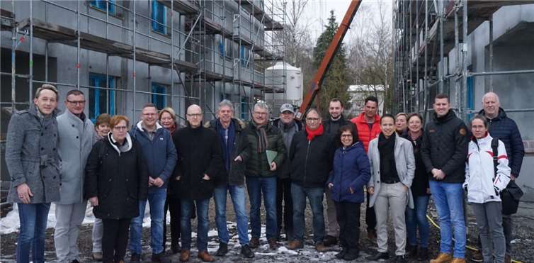 Sozialdemokraten aus Mayen-Koblenz verschafften sich durch Ortsbesichtigung des gerade entstehenden Baukomplexes in Mendig einen Eindruck. Foto: privat
