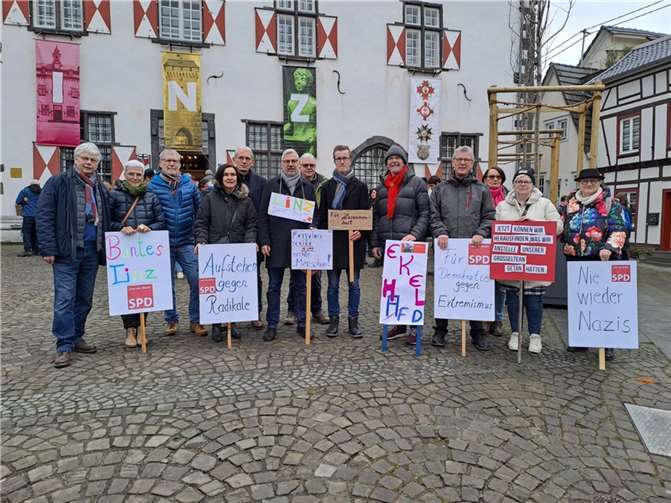 Sozialdemokratinnen und Sozialdemokraten setzten sich zusammen mit anderen engagierten Menschen in Linz gegen Rechtsextremismus und für unsere Demokratie ein.  Foto: Florian Augst