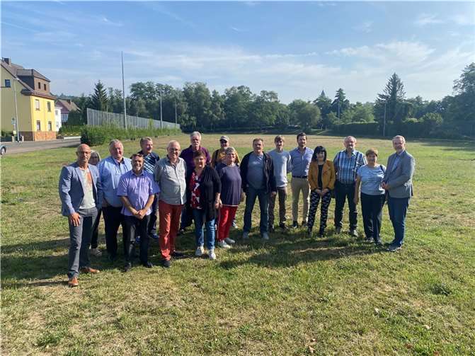 Sozialdemokratinnen und Sozialdemokraten vor Ort setzen sich für die Entwicklung des ehemaligen Sportplatzes in einen attraktiven Freizeitort ein.  Foto: Janick Helmut Schmitz