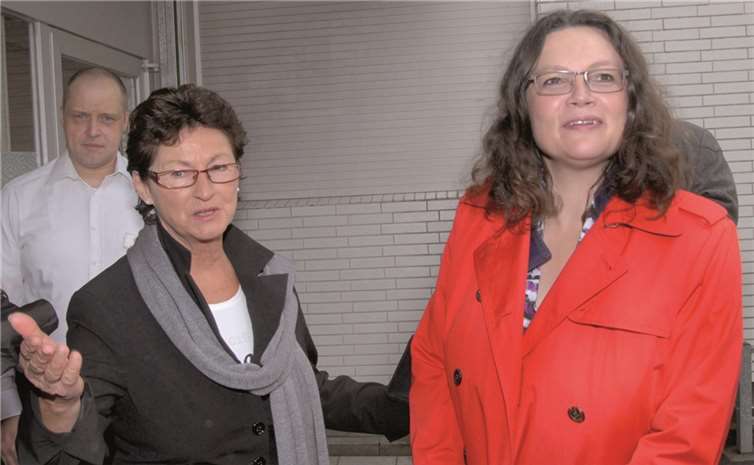 Soziale Kompetenz: Renate Offergeld informiert Bundessozialministerin Andrea Nahles über den CAP-Markt in Niederbachem. SPD-Wachtberg