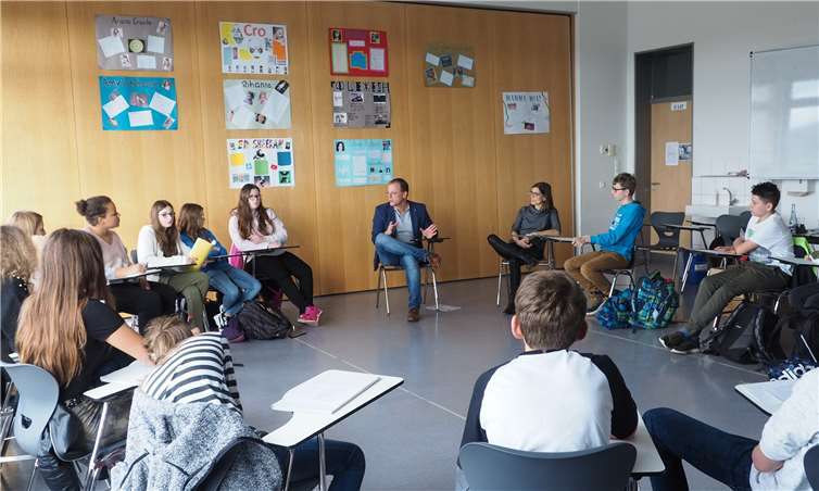 Sozialkundeunterricht an der Realschule Plus in Mendig einmal anders. Bürgermeister Jörg Lempertz stellte sich im Gespräch mit der 8c den Fragen Schüler. Foto: VG Mendig