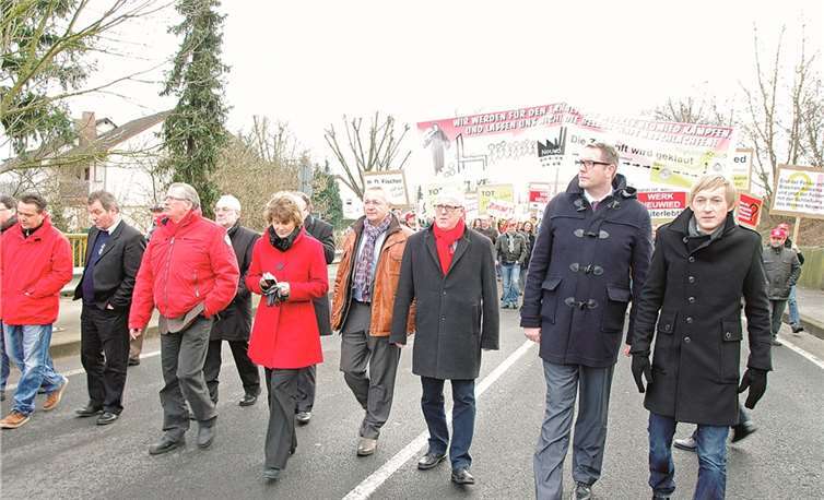 Sozialminister Alexander Schweitzer (2.v.r.), Wirtschaftsministerin Eveline Lemke (roter Mantel), Landtagsabgeordnete und Oberbürgermeister unterstützten die Rasselsteiner bei der Demonstration.
