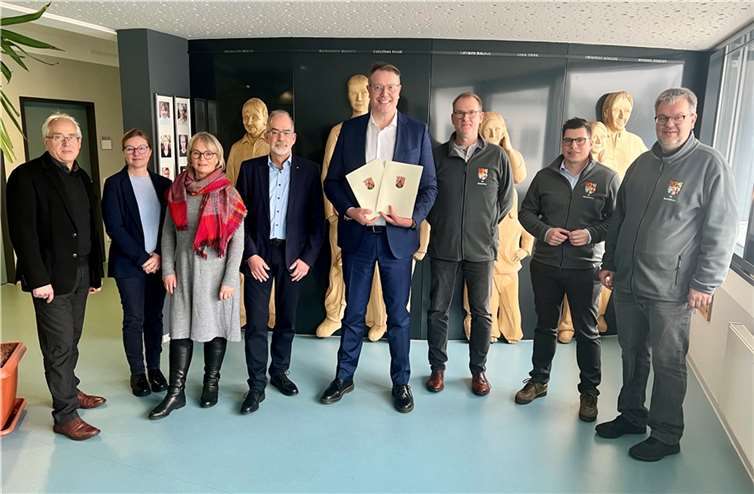 Sozialminister Alexander Schweitzer (5. von links) hat in Westerburg die Förderbescheide für das Projekt Housing First im Westerwaldkreis übergeben. Über den Besuch aus Mainz freuten sich: (von rechts) Bürgermeister Markus Hof, Martin Ortseifen und Thomas Jung von der Abteilung Soziales, Ordnung, Bildung und Kultur der Verbandsgemeinde Westerburg, Frank Keßler-Weiß, Direktor des Caritasverbandes Westerwald-Rhein-Lahn, sowie vom Diakonischen Werk Westerwald Petra Strunk (Stellvertretende Leiterin), Nadine Kröller (Housing-First-Verantwortliche) und Leiter Wilfried Kehr.  Foto: Holger Pöritzsch/Caritasverband Westerwald-Rhein-Lahn