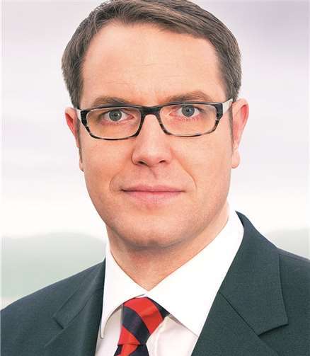 Sozialminister Alexander Schweitzer (SPD) referiert in Bad Neuenahr. privat