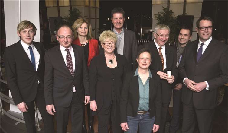 Sozialminister Alexander Schweitzer (r.) und SPD-Funktionsträger aus Stadt und Kreis kamen beim politischen Aschermittwoch zusammen.HEP