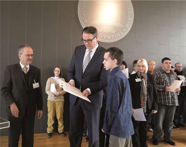 Sozialminister Alexander Schweitzer überreicht Robin Schausten-Diehl aus den Caritas Werkstätten St. Vinzenz das Zertifikat und würdigt damit die Leistung des Absolventen und zugleich den Einsatz der Werkstatt in Cochem. Caritas Werkstätten St. Vinzenz