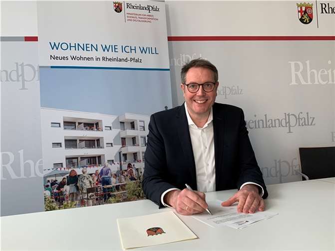 Sozialminister Alexander Schweitzer unterschreibt die Kooperationsvereinbarung. Copyright: @MASTD