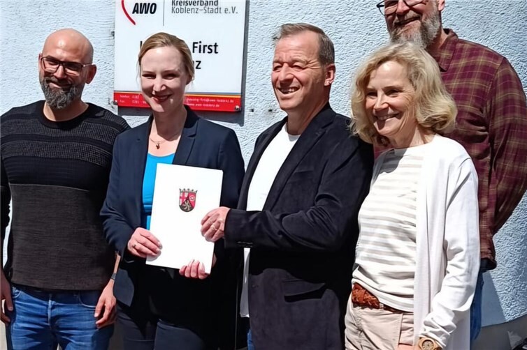 Sozialministerin Dörte Schall übergibt den Förderbescheid an AWO-Geschäftsführer Michael Bungarten.