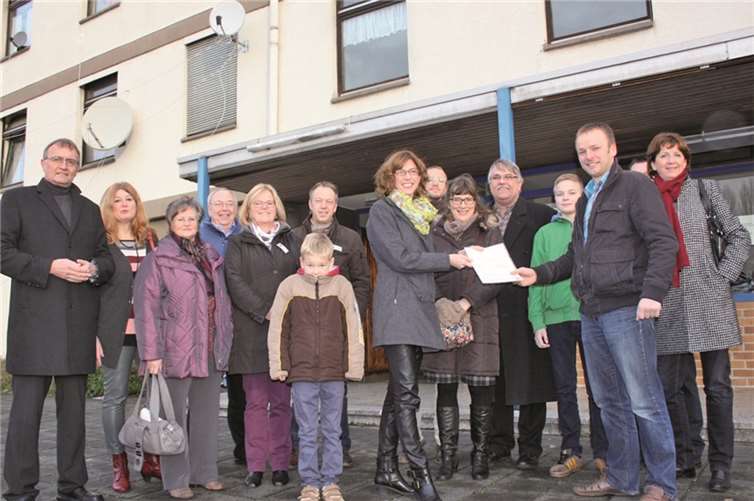 Sozialministerin Sabine Bätzing-Lichtenthäler überreicht den ehrenamtlich Aktiven einen Scheck für deren Einsatz und freut sich für diese Art von Willkommenskultur.-FF-