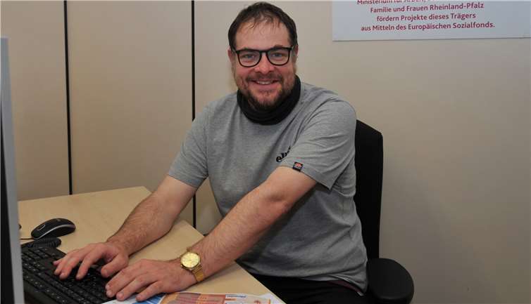 Sozialpädagoge und Sozialarbeiter Benedict Hallerbach ist der neue Jugendscout der Stadt Andernach und der Verbandsgemeinde Pellenz. Foto: Stadt Andernach/Maurer