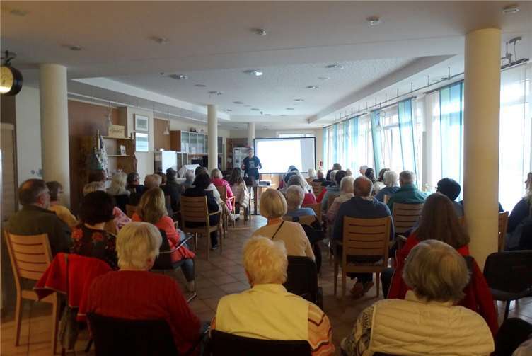 Sozialpädagogin Uschi Wihr vermittelte in ihrem Vortrag im voll besetzten Café am Obertor eine neue Sichtweise auf das Thema Demenz. Foto: Christa Rausch
