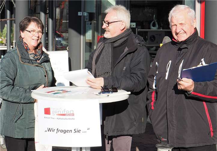 Sozialraumerkundung vor dem Supermarkt: Edith Schug aus Masburg hat für die kurze Befragung durch das Erkunderteam Herbert Tholl und Karl-Heinz Gilles (v. links) ihren Einkauf in Kaisersesch unterbrochen.privat