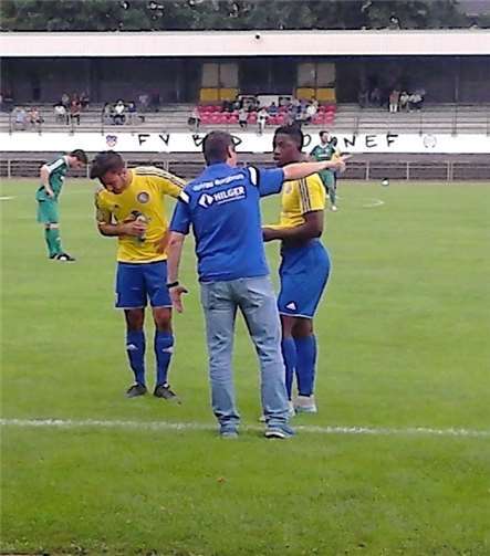 SpVgg-Trainer Klaus Adams erteilt in einer Spielpause seinem neuen linken Außenverteidiger Kuss Kunizka energisch Anweisungen. Dabei steht der Neuzugang im defensiven Mittelfeld, Deniz Dogan.privat