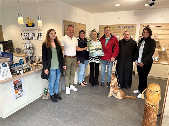 Spalier für die Jubiläumsgäste (von links): Christina Münk, Tourist-Info Maria Laach, Jörg Lempertz, Bürgermeister VG Mendig, Diana Metz, Selina Weiss, Udo Metz, Pater Albert Sieger (OSB) und Lea Port, Tourist-Info Maria Laach.  Foto: privat