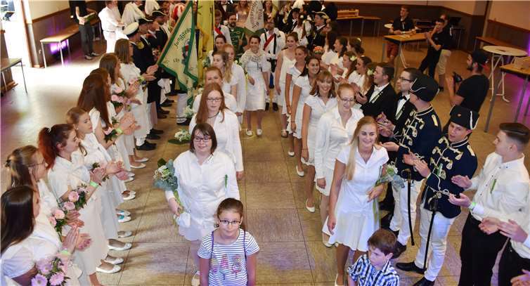 Spalier standen Ehrendamen und Junggesellen als die Gastvereineins Bürgerhaus einmarschierten. Fotos: -HEP-