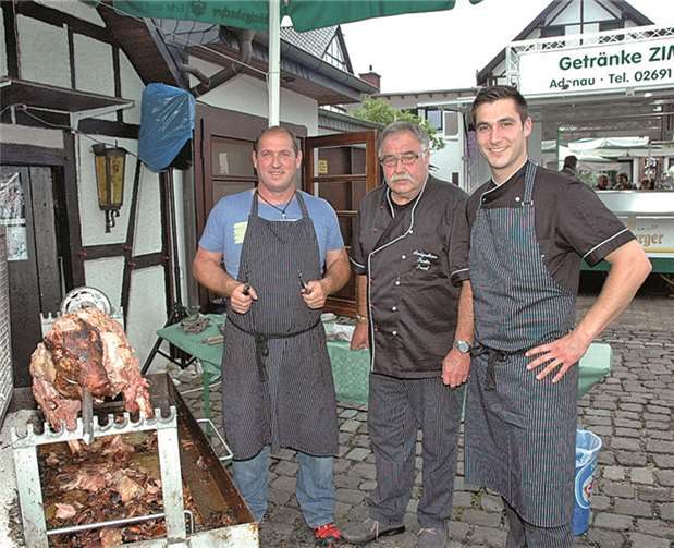 Spanferkel am Grill (v.l.:. Die Küchenmeister, Freund der Familie Felix Goltz, Eugen und Armin Keuler.
